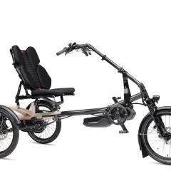 Ein schwarzes Dreirad mit Sitz und E-Motor auf weißem Hintergrund.