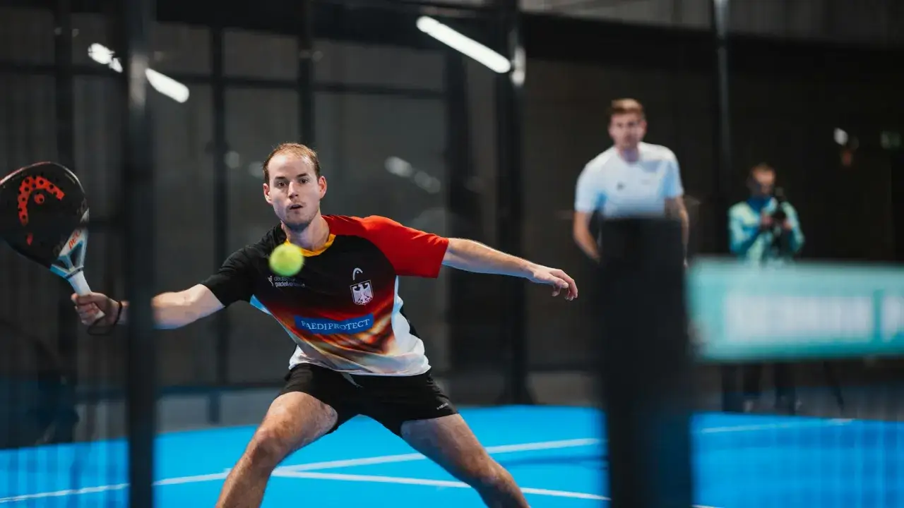 Padel Tennis Spieler in Aktion K&ouml;ln