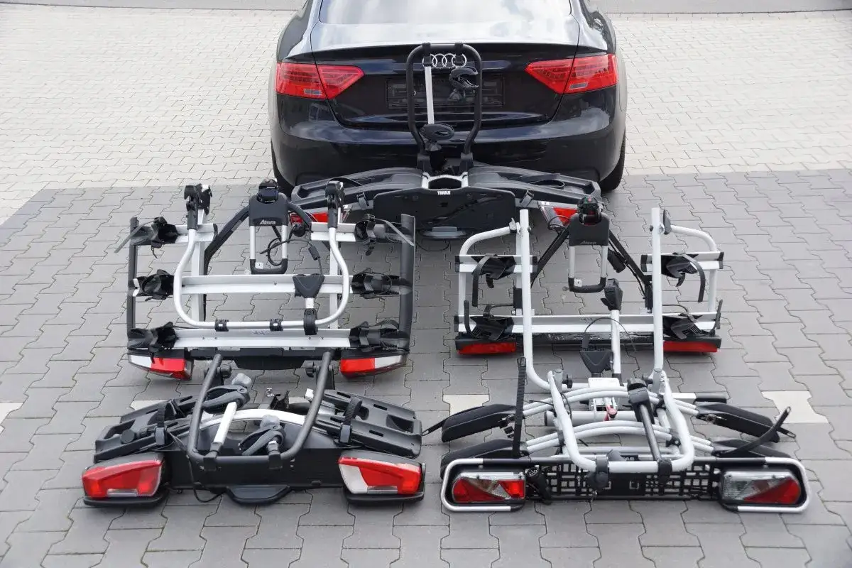 Fahrradträger Anhängerkupplung 4 Fahrräder montiert mit Kennzeichen und Beleuchtung