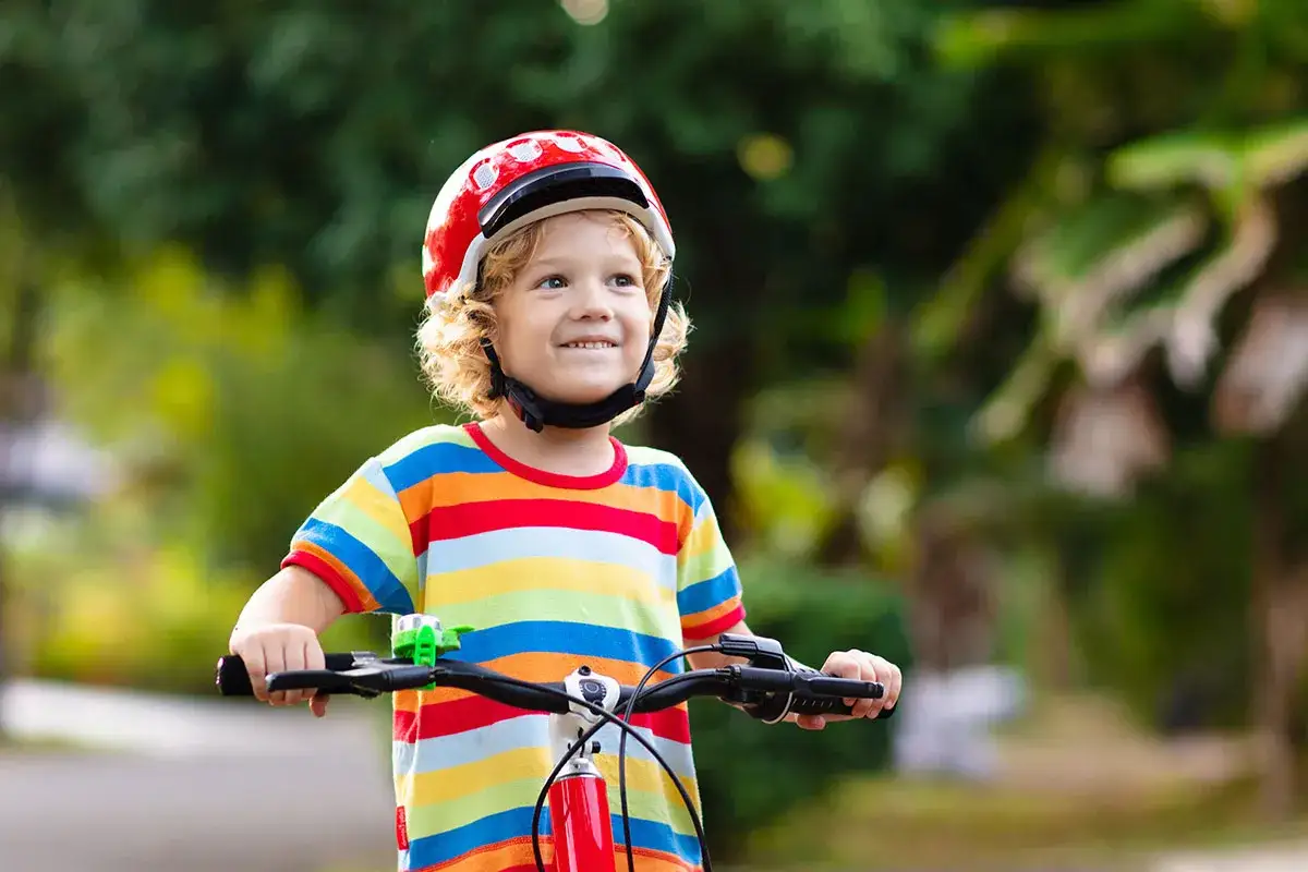 Kind auf passendem Fahrrad mit Helm