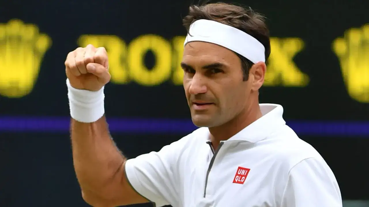 Tennisspieler mit Schwei&szlig;band am Handgelenk