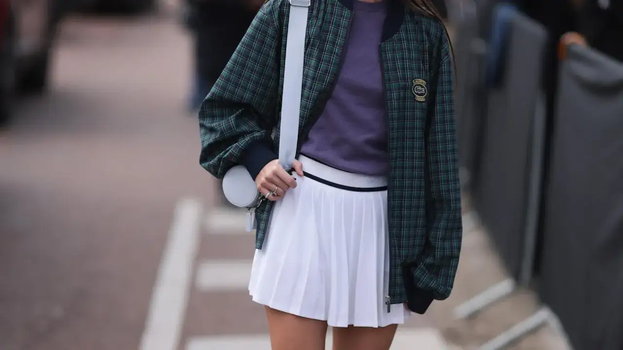 Frau in wei&szlig;em Tennisrock mit verschiedenen Outfits, z.B. sportlich mit Poloshirt und elegant mit Blazer