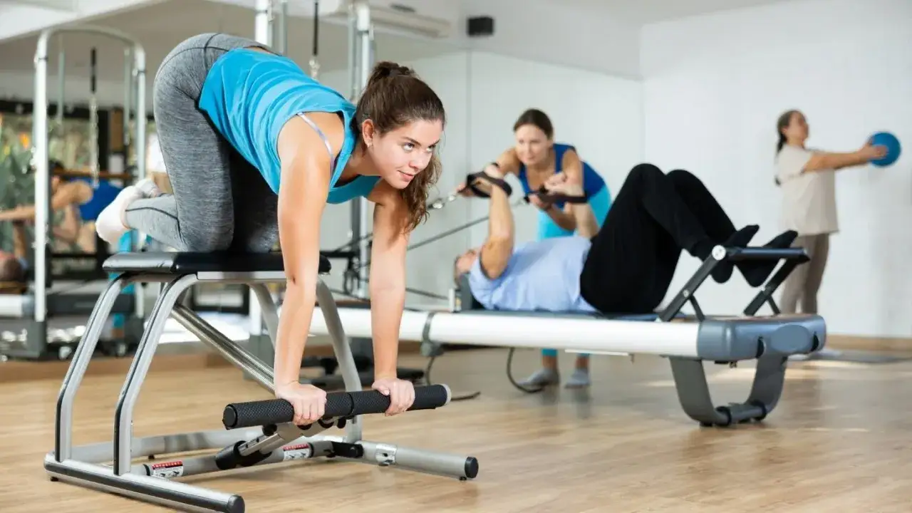 Zirkeltraining Fitnessstudio Gruppenworkout