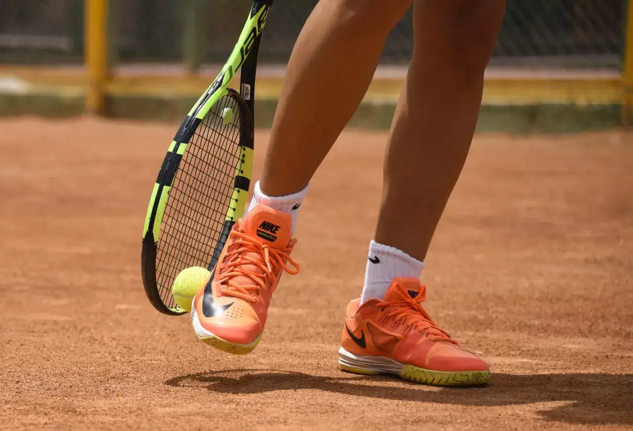 Tennis Spieler auf verschiedenen Belägen Sand Hartplatz Rasen