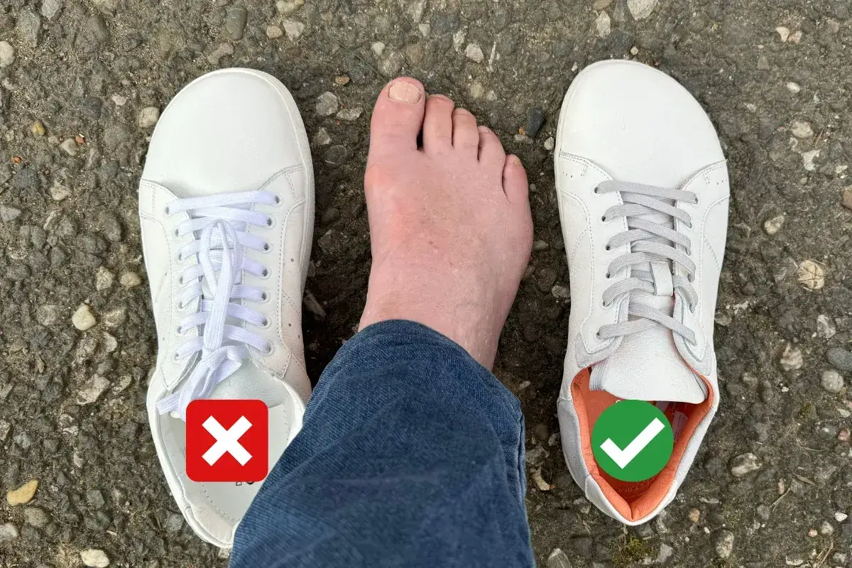 Frau misst ihren Fuß für Laufschuhe