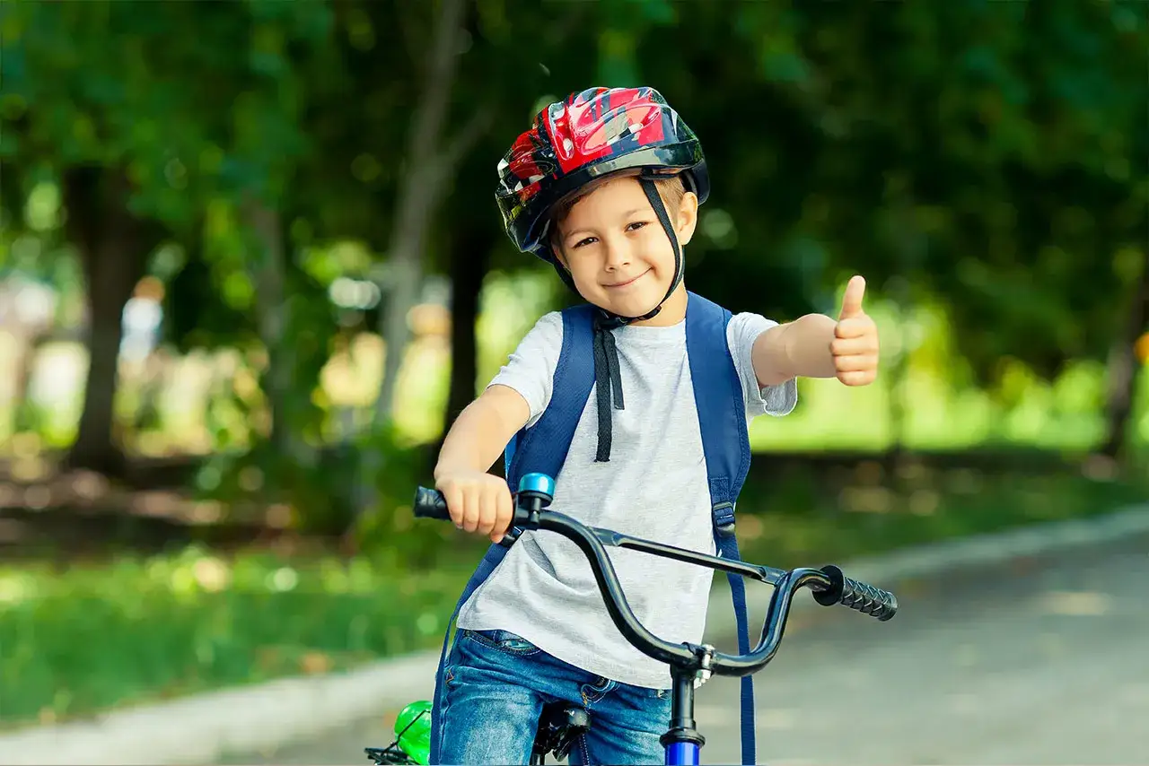 Kind mit Fahrradhelm und Schutzausrüstung
